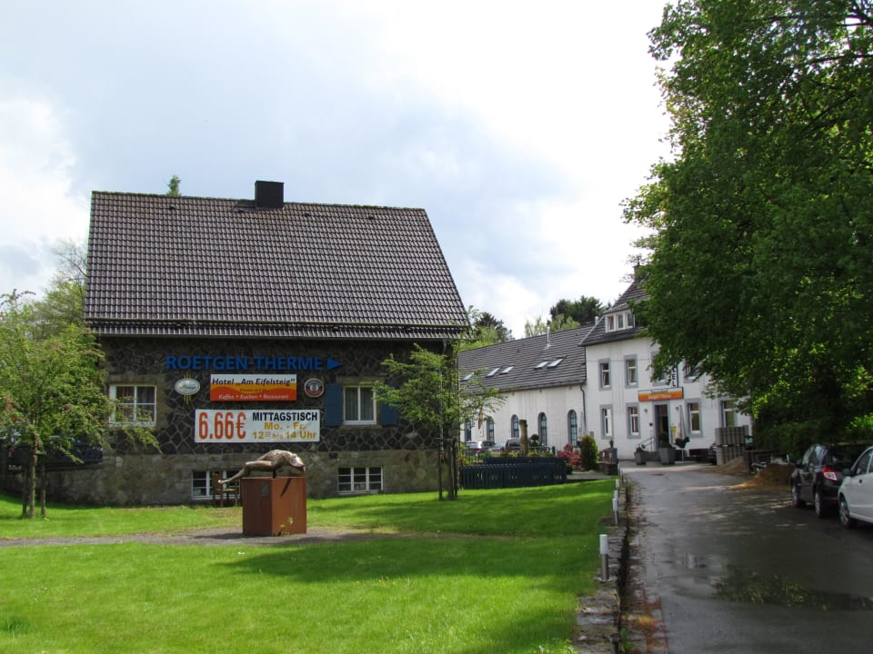 Nebengebäude mit Zufahrt Hotel Eifelsteig