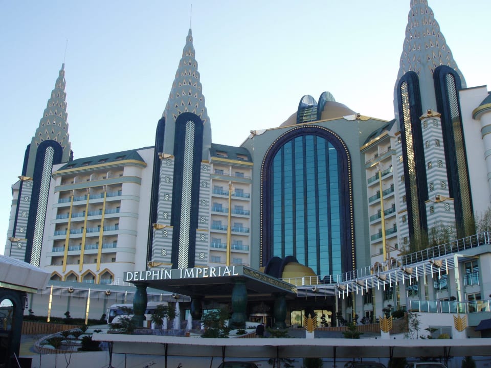 Vorm Hoteleingang Hotel Delphin Imperial
