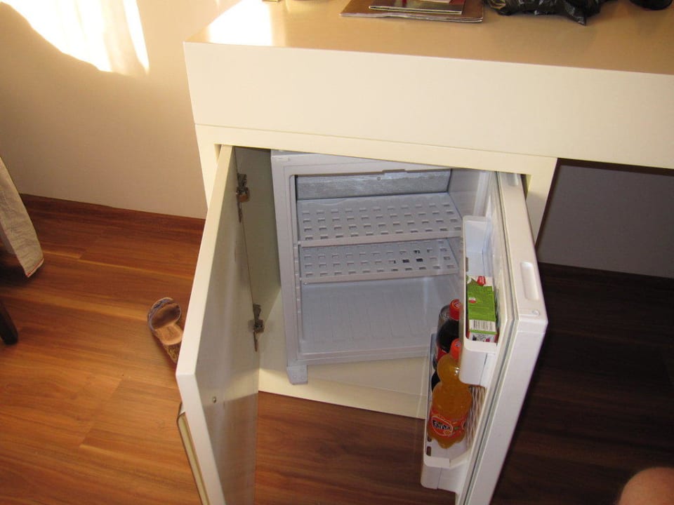 Minibar mit kleiner Macke Akka Alinda Hotel