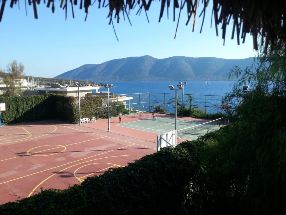 Kort tenisowy i boisko do koszykówki  Bodrum Holiday Resort & Spa