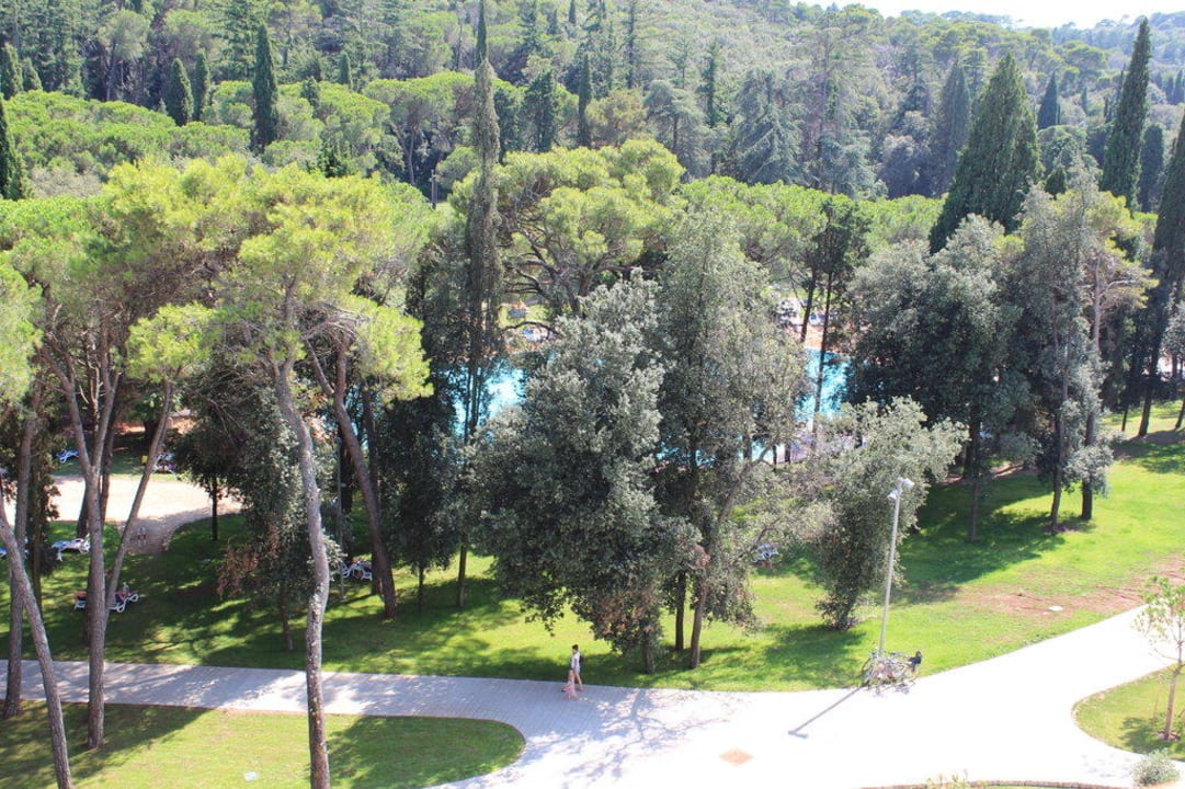 Ausblick auf den Park und Pool Lone Hotel by Maistra Collection