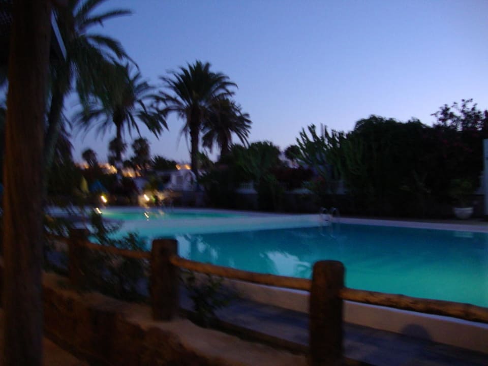 Pool in der Nacht HL Miraflor Suites Hotel