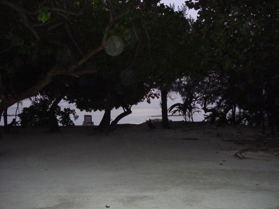 Strand. Blick von der Terrasse des Strandbungis Adaaran Select Hudhuran Fushi - Premium All Inclusive