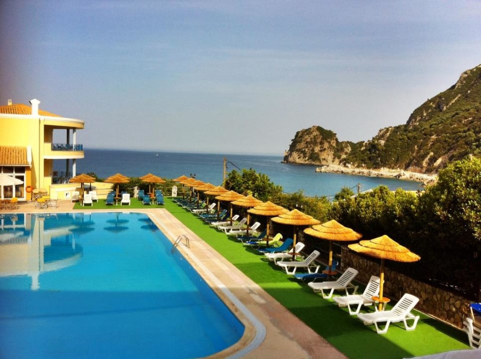 Blick vom Hotelrestaurant auf Pool und Bucht Ithea Suites Hotel