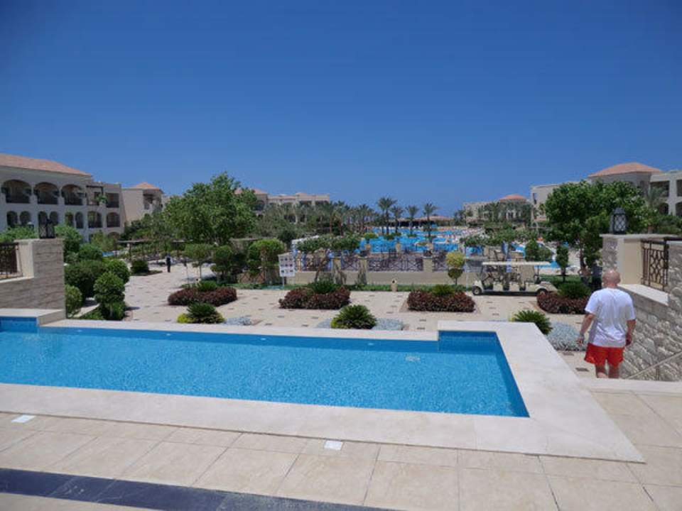 Weg zur Gartenanlage JAZ Aquamarine Resort