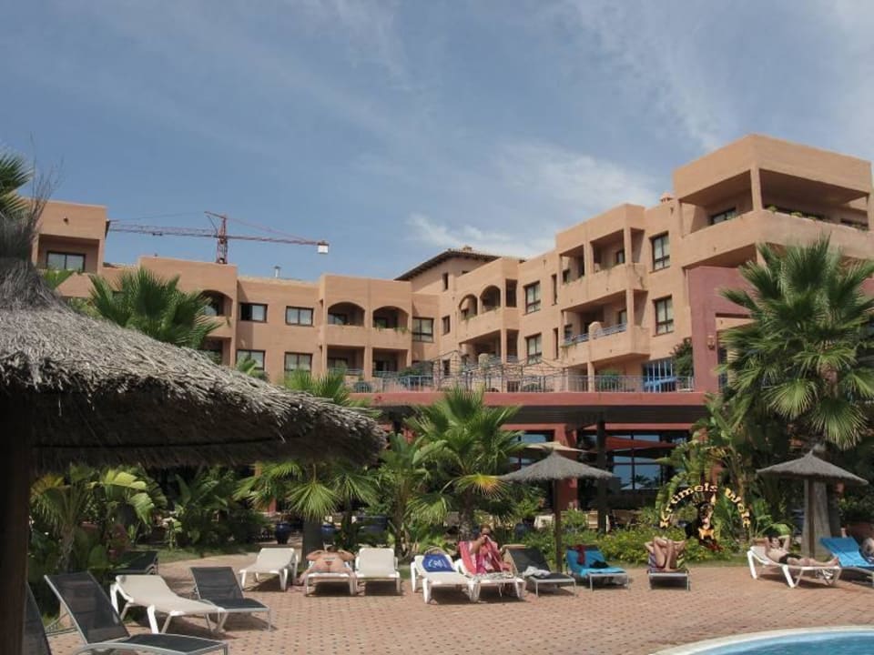 Außenansicht von der Poolanlage auf einige App. Bakour Oh Nice Costa del Sol