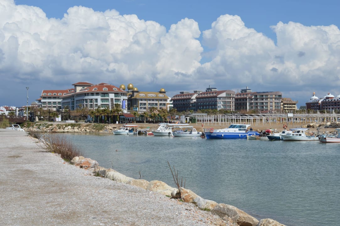 Das Hotel vom Hafen aus Aydinbey Kings Palace & Spa