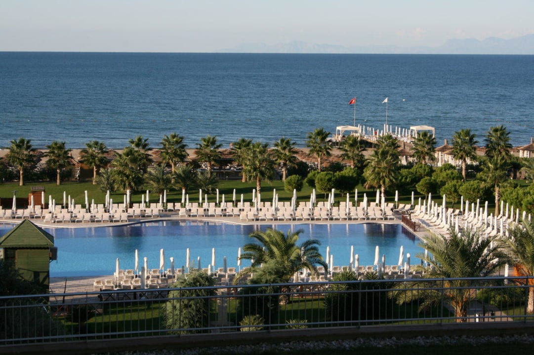 Blick vom Balkon zum Haubtpool Voyage Belek Golf & Spa