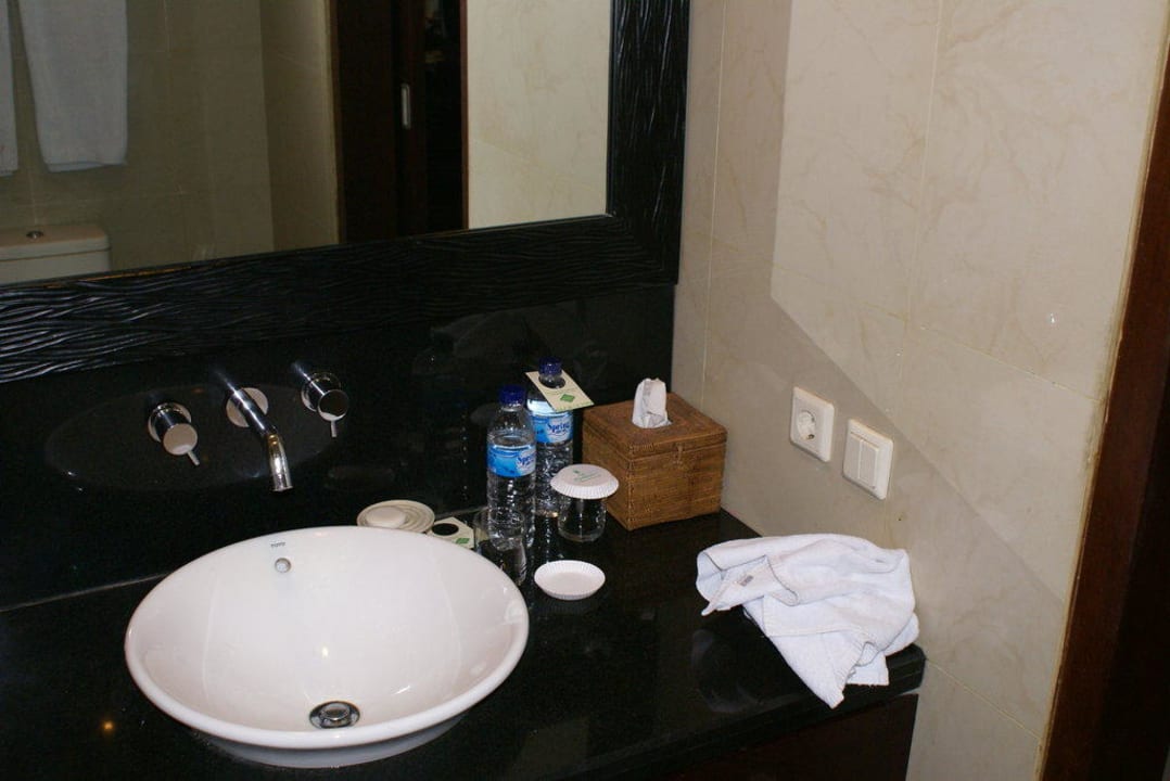 Badezimmer im Beach Wing Bungalow Puri Santrian