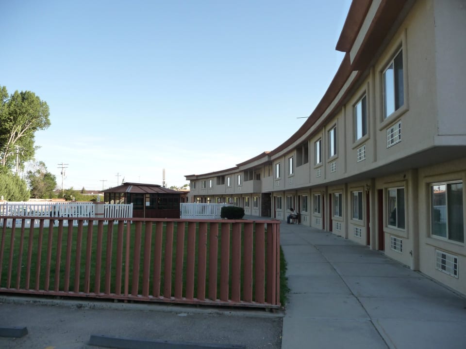 Rückansicht Hotel Crossroads Inn