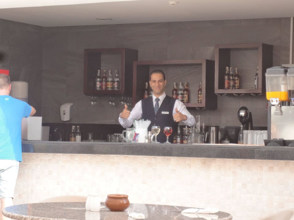 Ahmed-Mohamet, ein sehr freundlicher Kellnerer  Pickalbatros White Beach Resort - Hurghada