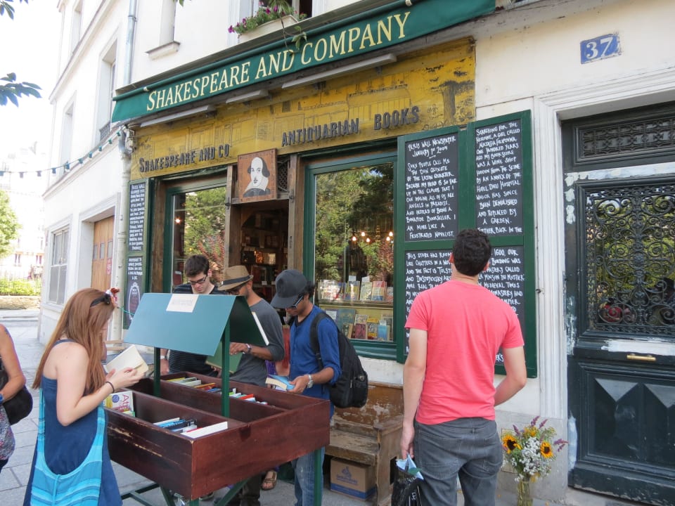 Straße direkt am Hotel TimHotel Montmartre