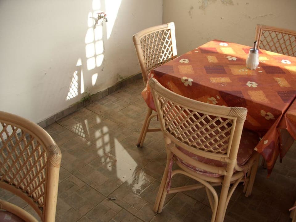 Mahlzeiten mit nassen Füssen. HARPIN Georgioupolis Resort Aquapark & SPA