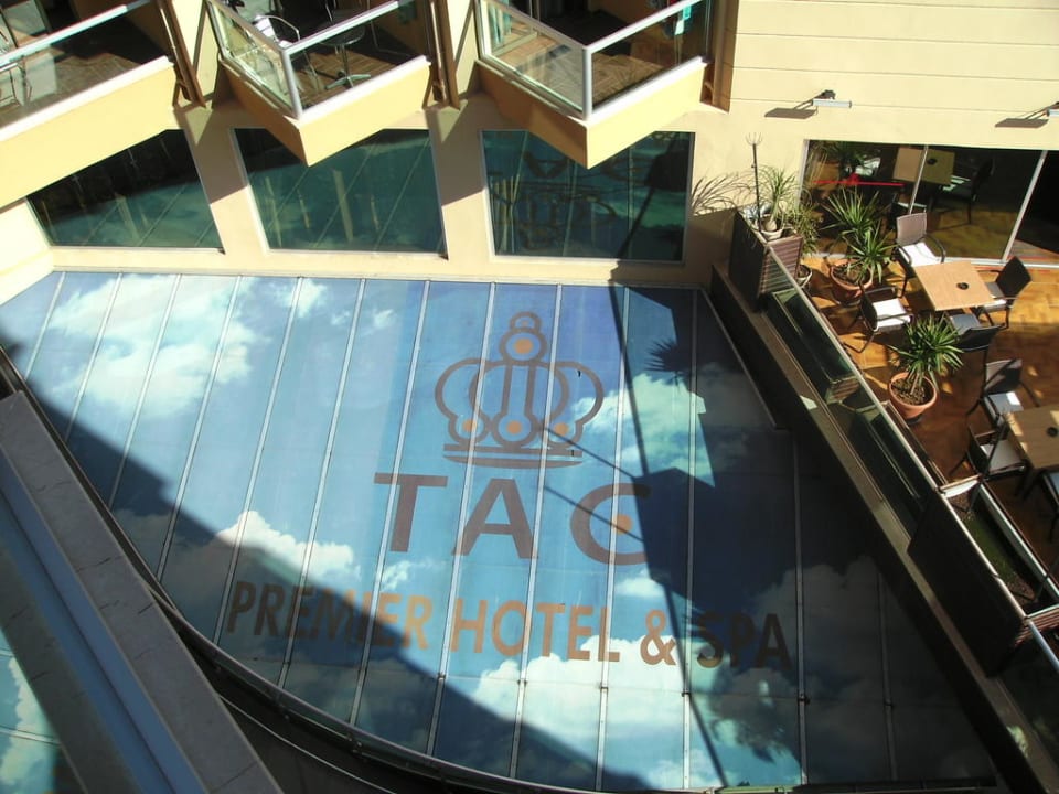 Blick vom Balkon auf Eingang/Wintergarten Tac Premier Hotel & Spa
