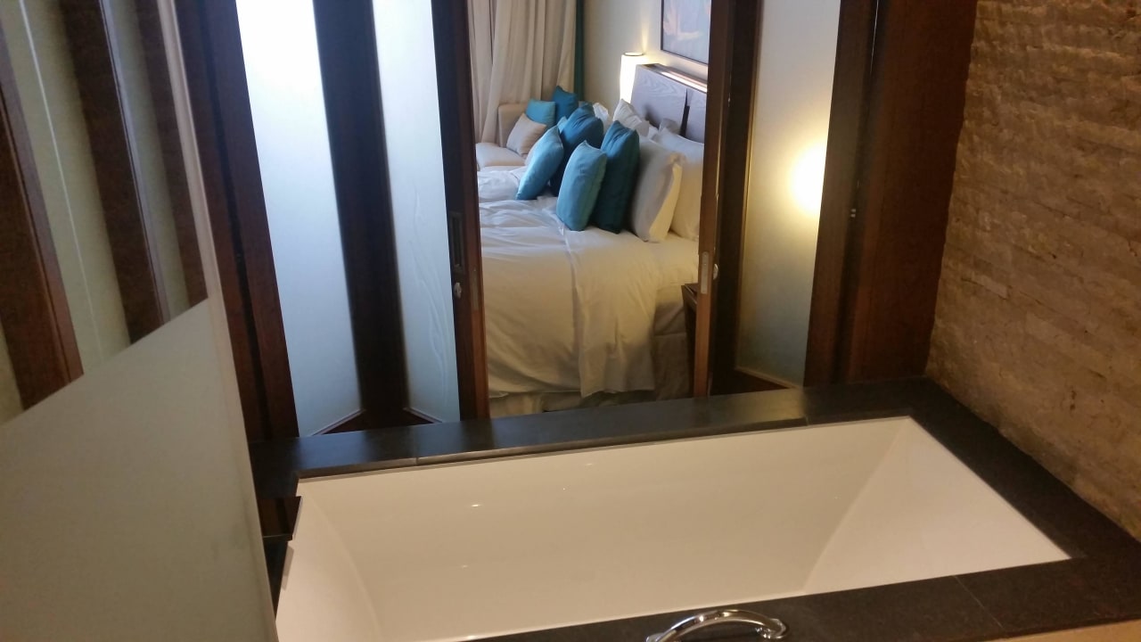 Badewanne mit Blick ins Zimmer Sofitel Dubai The Palm Resort & Spa