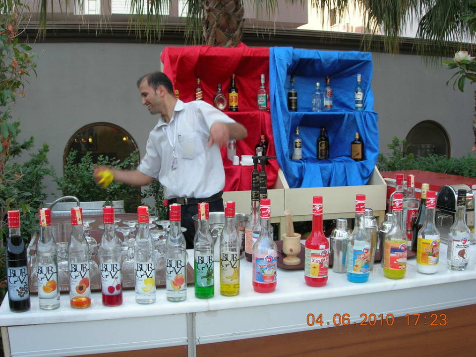 Hassan der Cocktailmixer Hane Family Resort