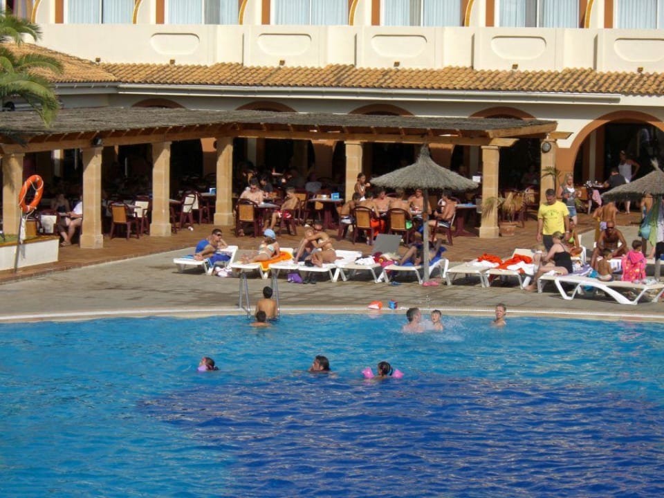 unterer Pool mit Bar blau punta reina