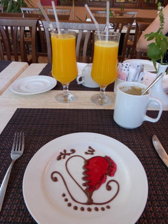 Nette Deko und lecker frischer Saft Jaz Makadi Oasis Resort