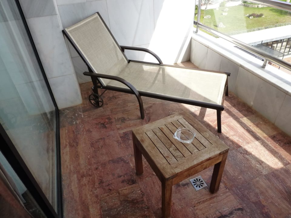 Liege ohne Auflage auf dem Balkon Hotel Serrano Palace