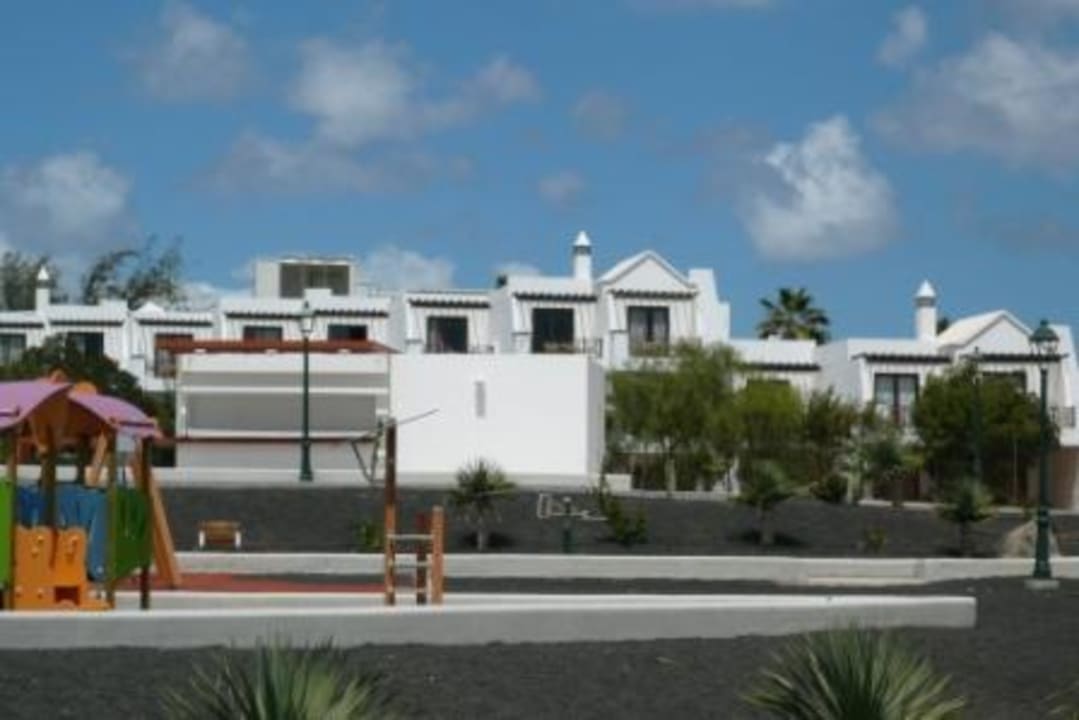 Außenansicht mit öffentlichem Spielplatz allsun App.-Hotel Albatros