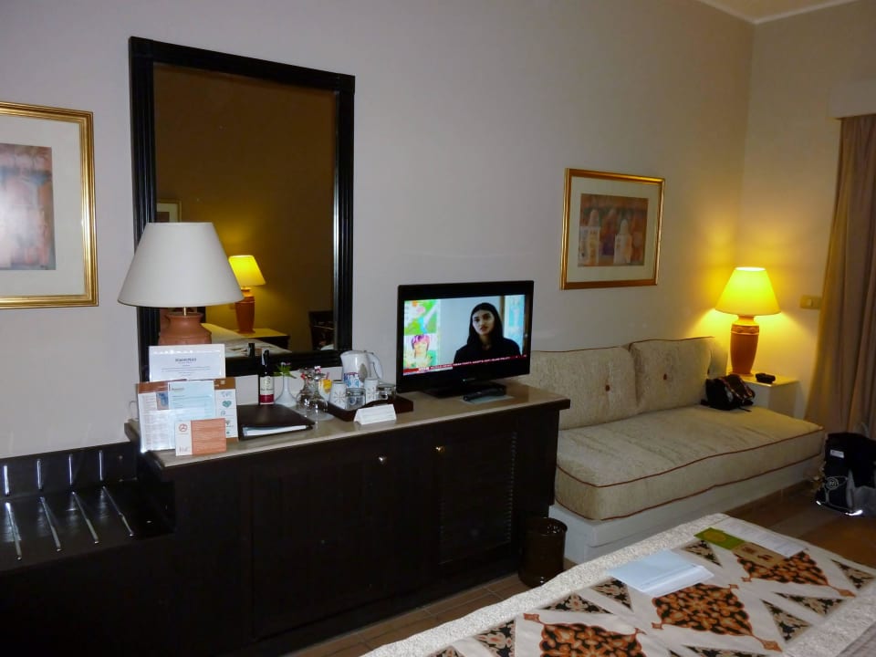 Sideboard mit Tv und Wasserkocher Steigenberger Coraya Beach - Adults only