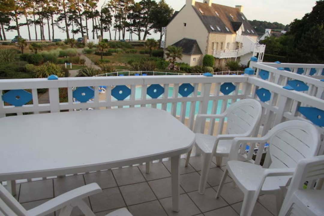 Blick vom Balkon über Pool zum Meer Hotel Pierre et Vacances