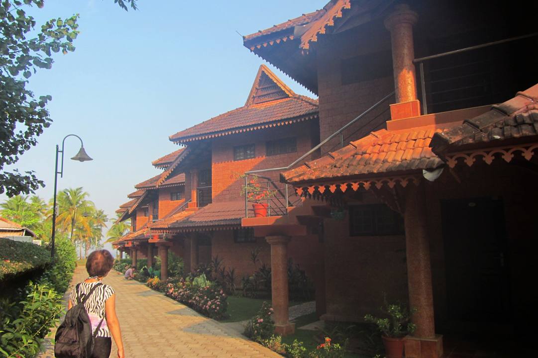 Weg vorbei an den Zimmern z.See Hotel Lakesong Resort