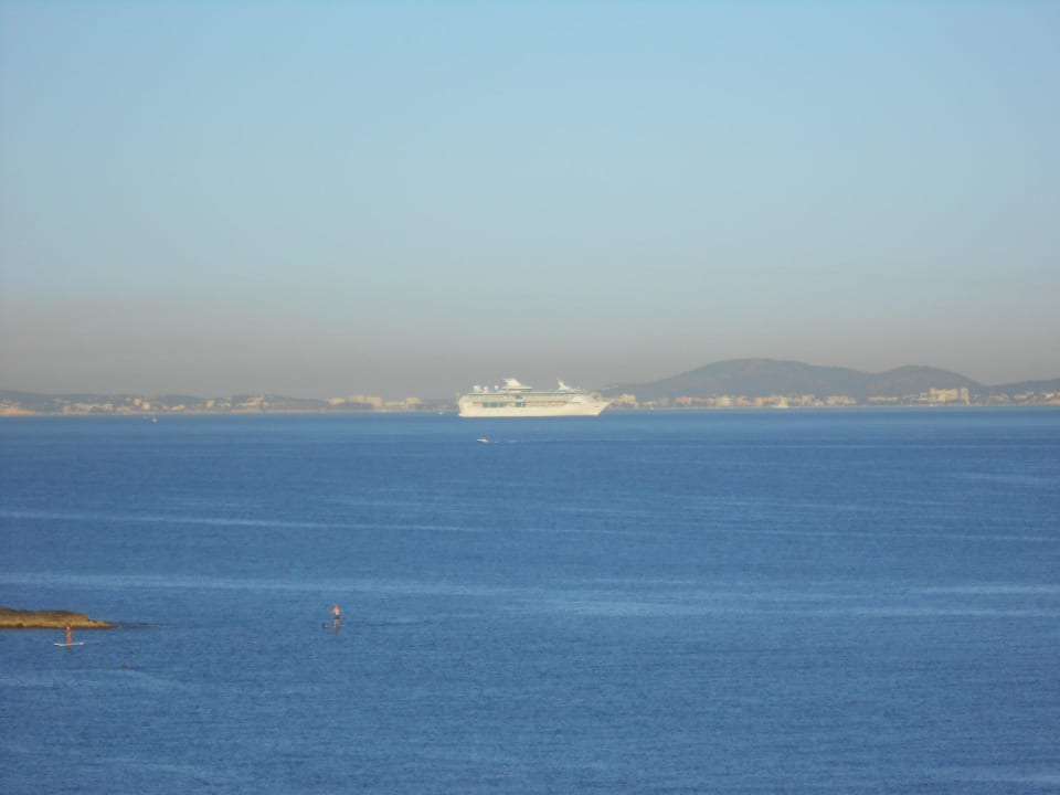 Einfahrt vom Kreuzfahrtschiff BQ Apolo Hotel
