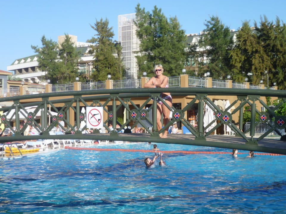 Die Brücke über den Pool Hotel Terrace Beach Resort