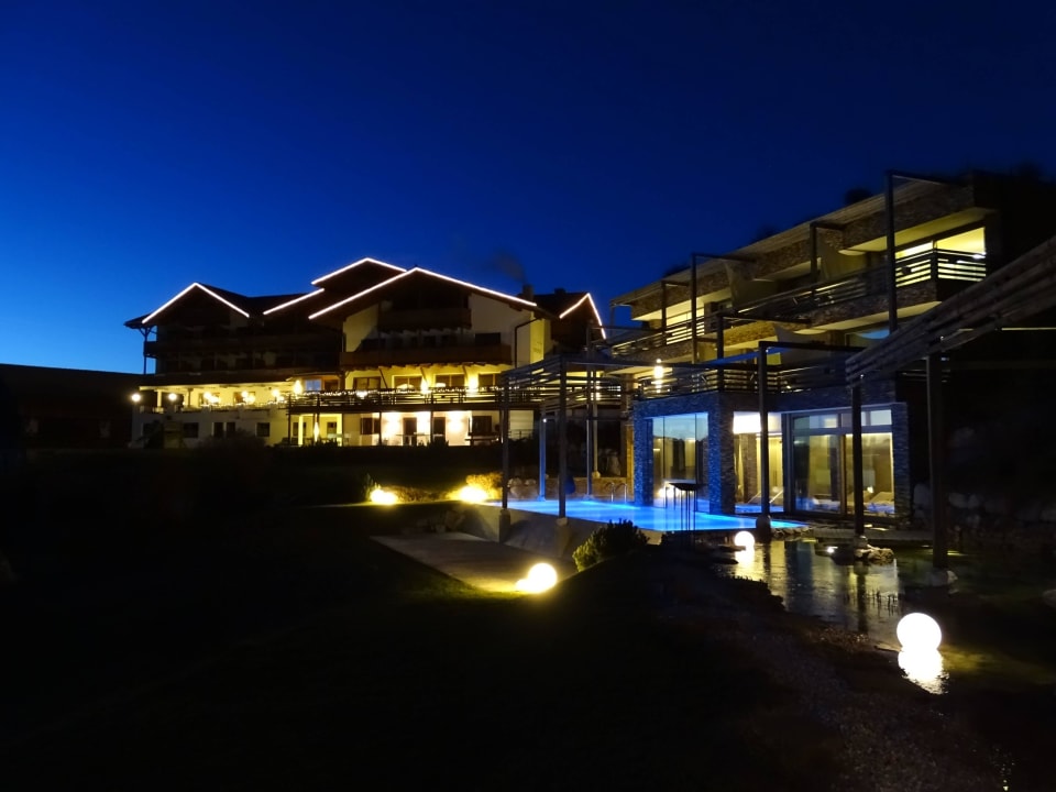 Hotel u. Wellnessbereich am Abend Valentinerhof vita vital hotel