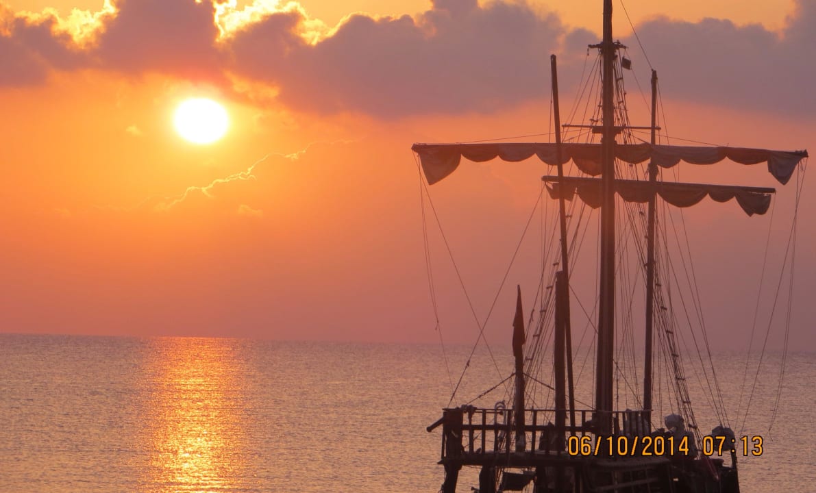 Am frühen Morgen am Strand Pirate's Beach Club