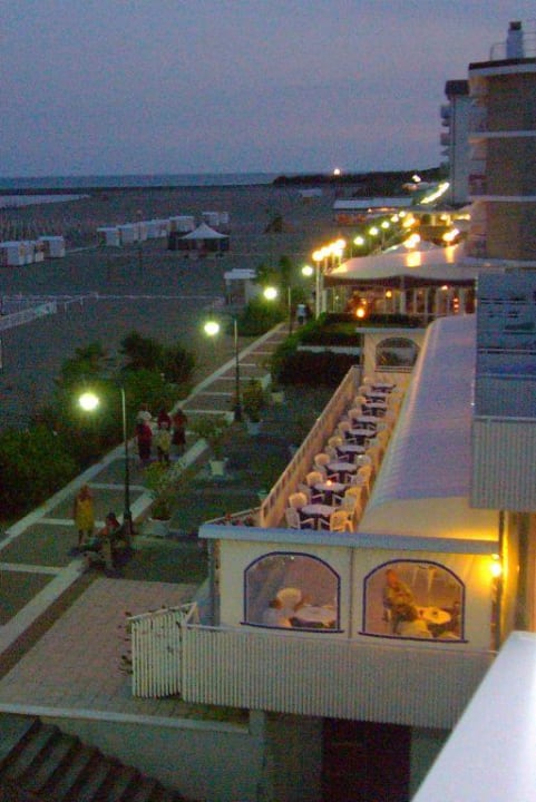 Abendansicht der Stranpromenade in Caorle Hotel Parigi