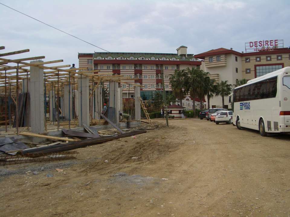 Blick von der Straße zum Hotel  Side Royal Paradise Hotel