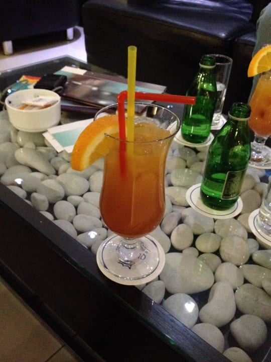 Früchtecocktail an der Hotelbar Eurostars Queen of Montenegro
