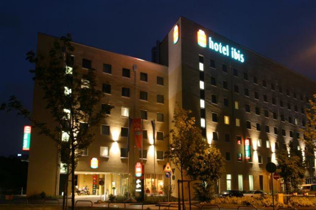 Außenansicht bei Nacht B&B Hotel Frankfurt-Messe