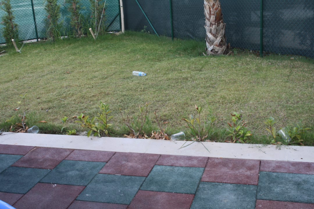 Auch im "Garten" überall Dreck Wyndham Garden Lara