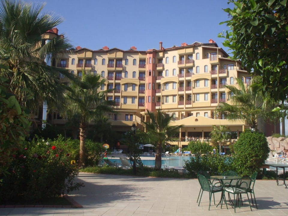 Hotelanlage von der Poolseite Bella Resort & Spa