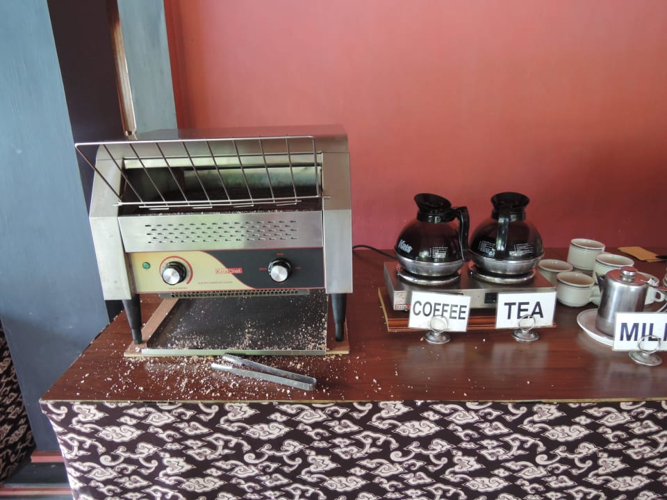 Verkrümelter Toaster / dreckige Kannen Hotel Bumas