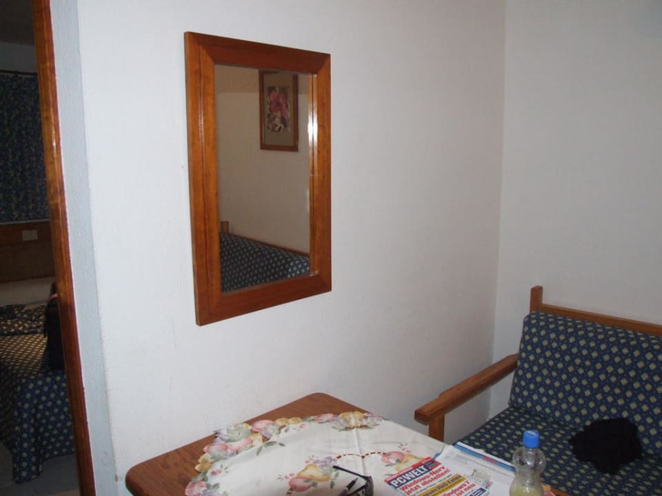 Wohnzimmer, die Flecken um Tisch sieht man HL Miraflor Suites Hotel