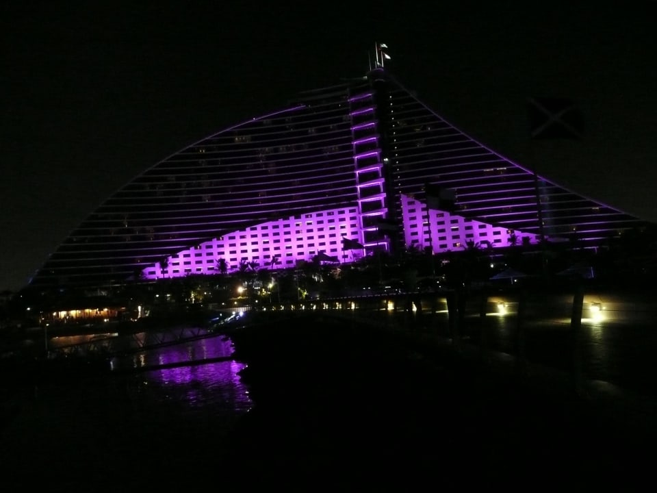 Bei Nacht Jumeirah Beach Hotel