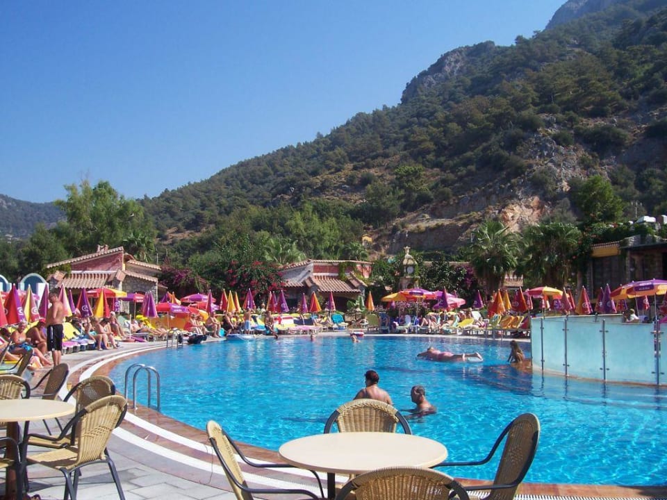Buntes Pooltreiben Ölüdeniz Beach Resort by Z Hotels