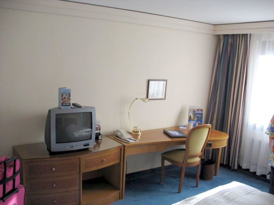 Zimmer 3004 Blick vom linken Bett zum Schreibtisch Hilton Dresden