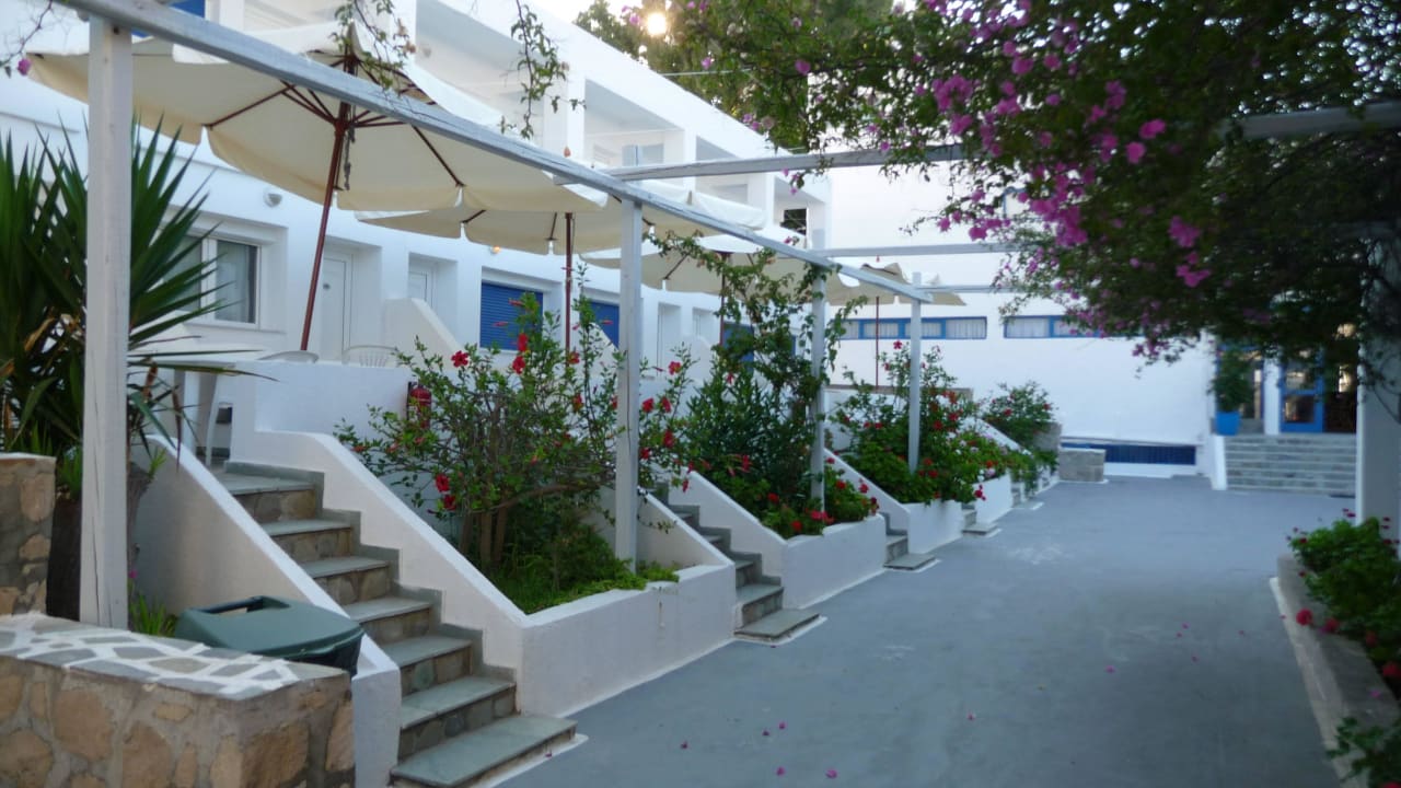 Blick auf die Terrasse von Classic Zimmern Lagada Beach Hotel