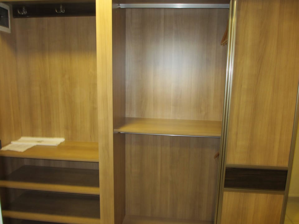 Schrank Royal Beach Club Hotel