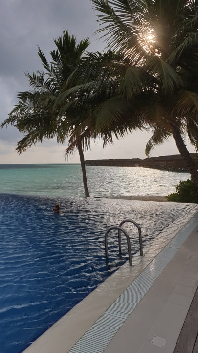 Pool Vilamendhoo Island Resort & Spa