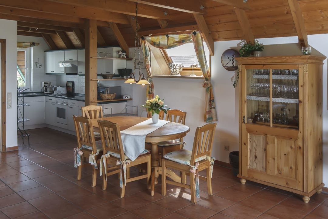 Wohnbereich mit offener Küche im Ferienhaus Cuxland Ferienpark & Hotel Nordseebad Dorum