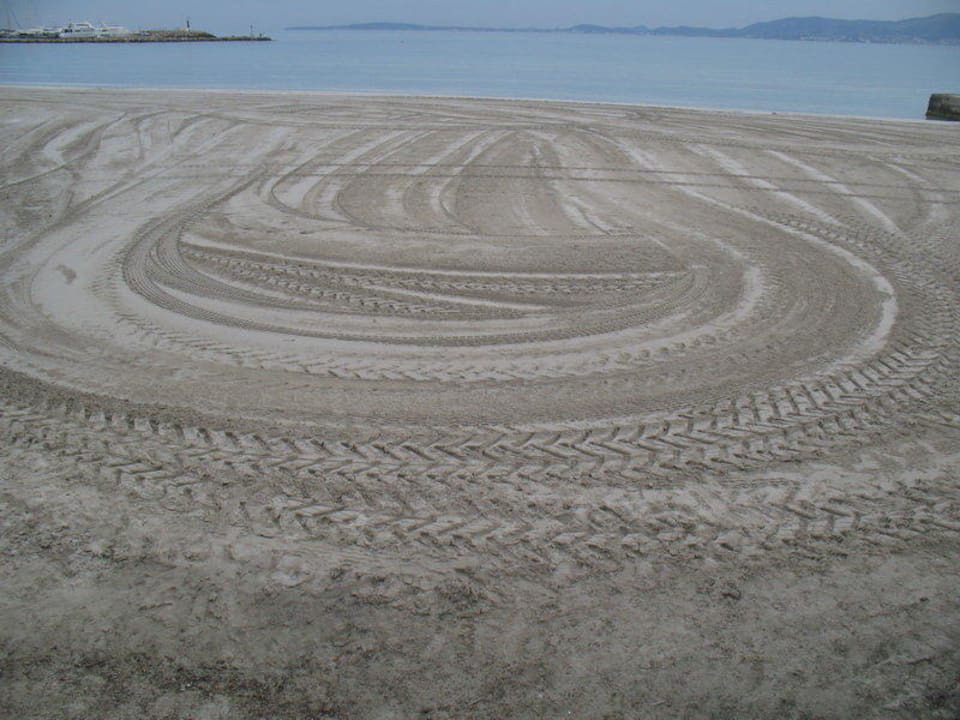 Jeden Morgen wir der Strand planiert AYA Seahotel - Adults only