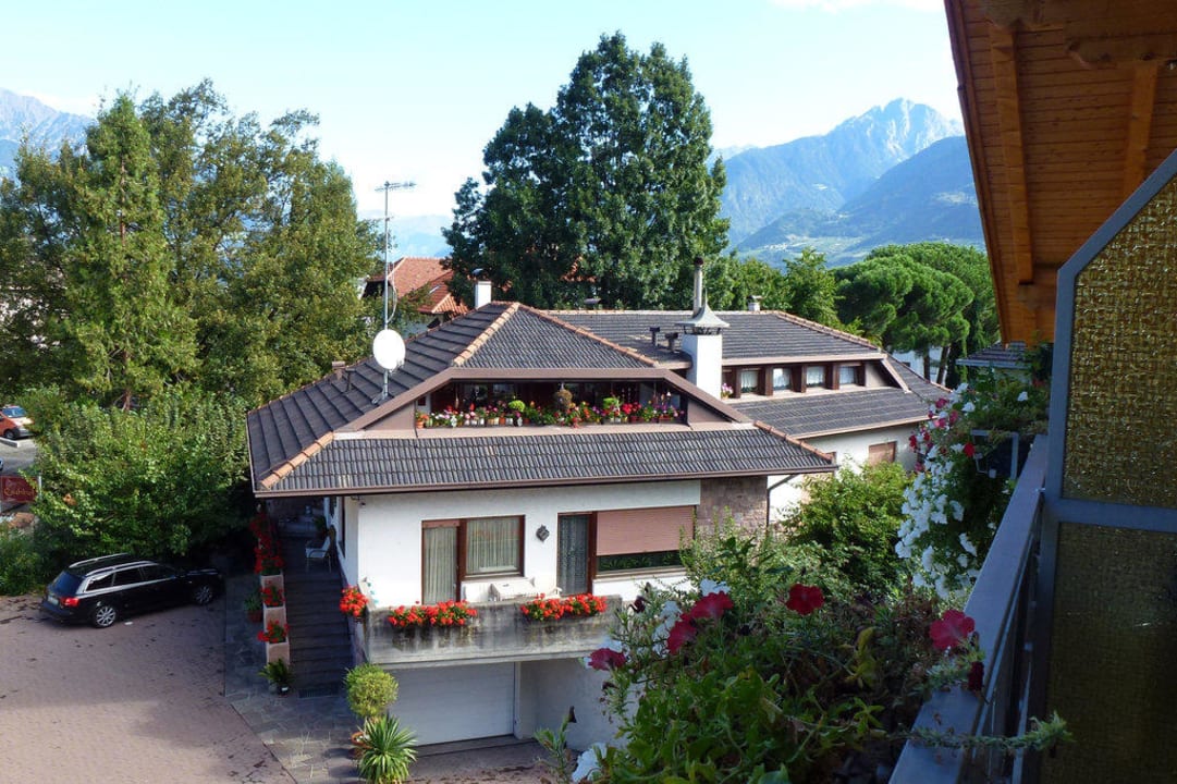Vom Balkon zum Nebengebäude Jardis Boutique Garni Hotel
