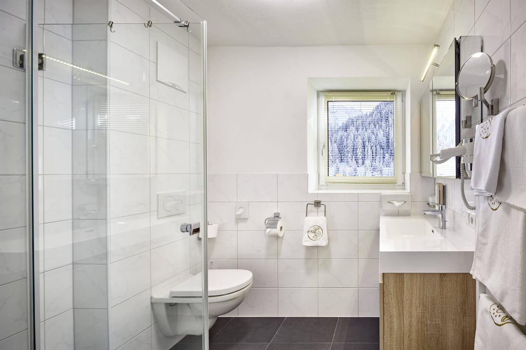 Badezimmer mit begehbarer Dusche und separatem WC Sruh Stadl Lodge