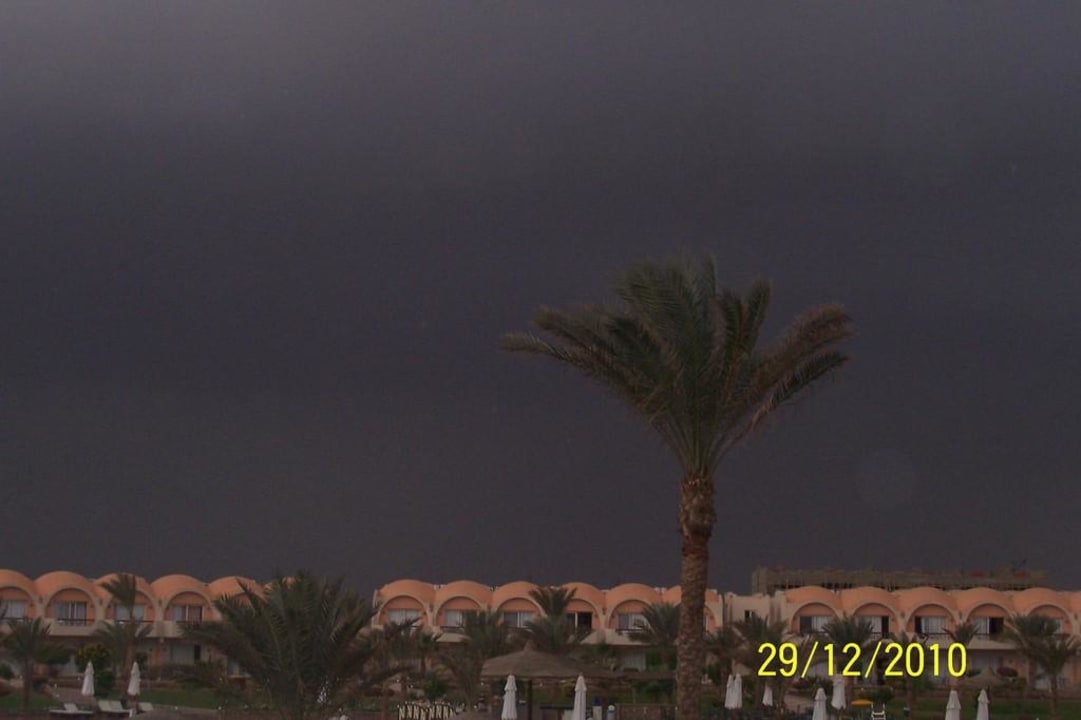 Das Unwetter naht Three Corners Sea Beach Resort